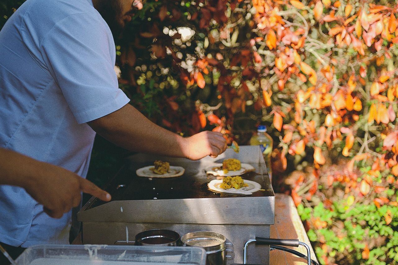 Les plats de Deb's servis en extérieur