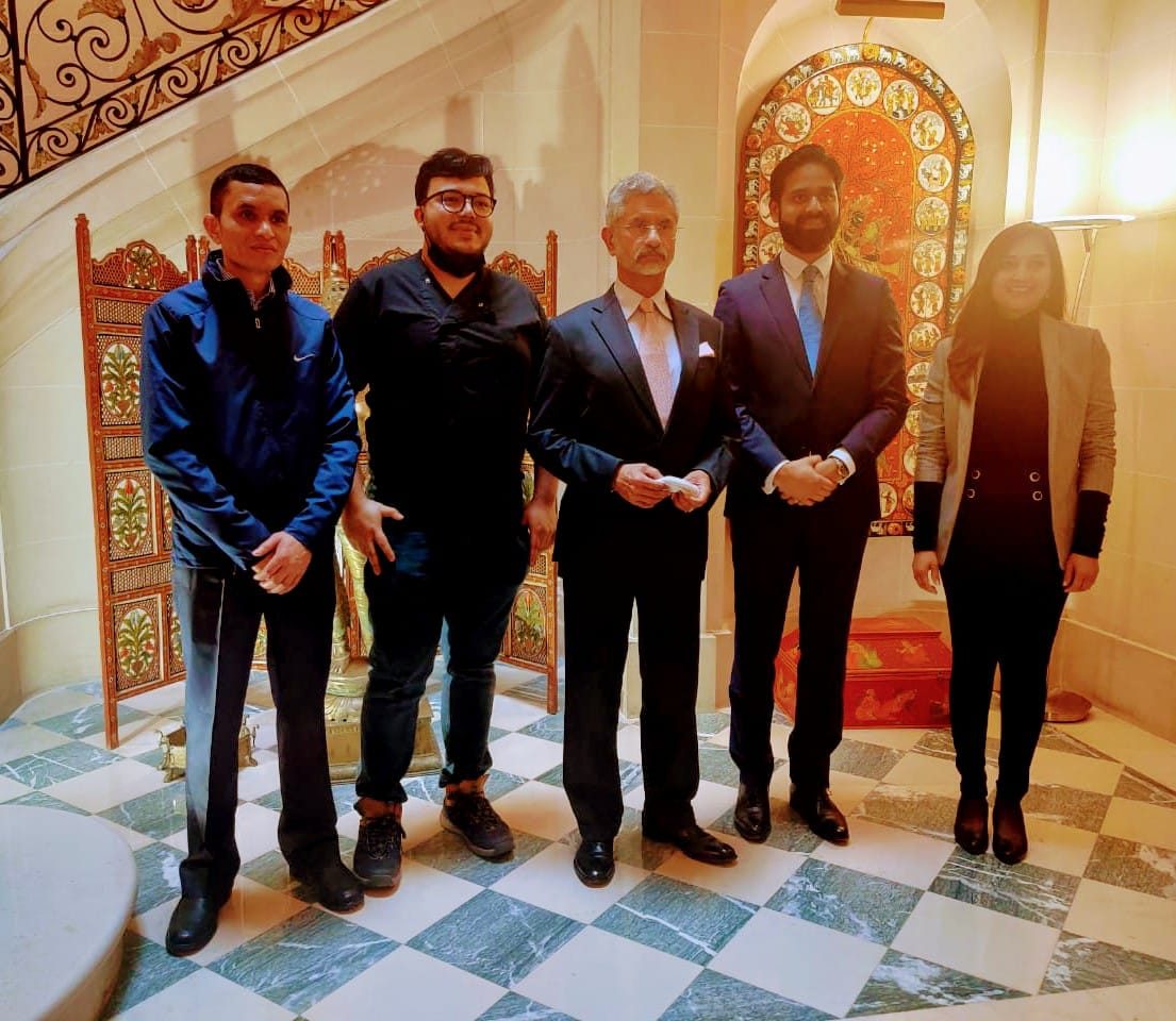 An official lunch service hosted for the Embassy of India in Paris
