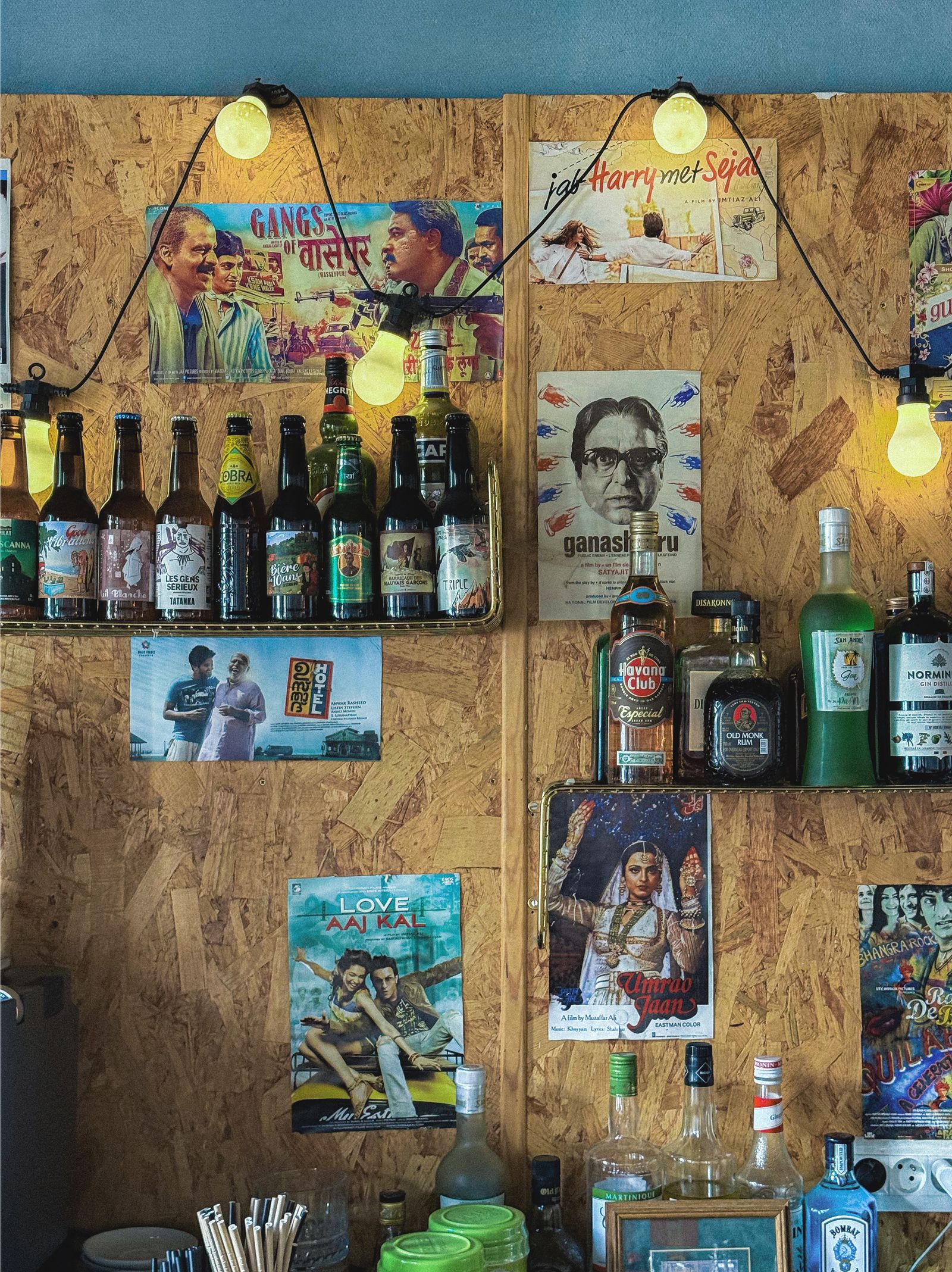 Étagères de bouteilles et affiches vintage